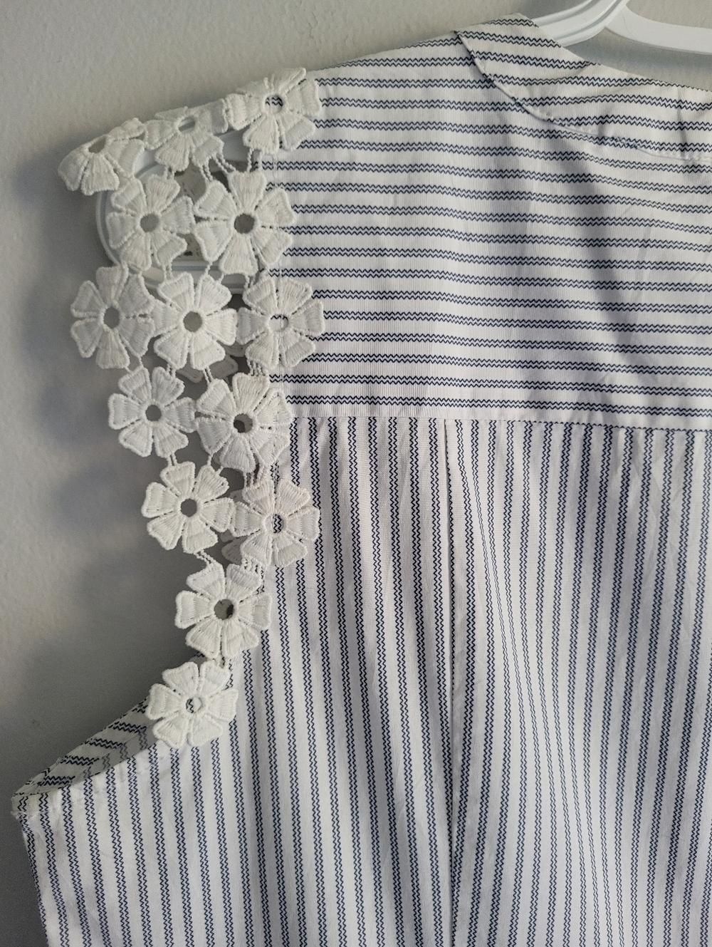 Maison Cinqcent Floral Lace Trim Cotton Cap Sleeve Blouse - Picture 5 of 10